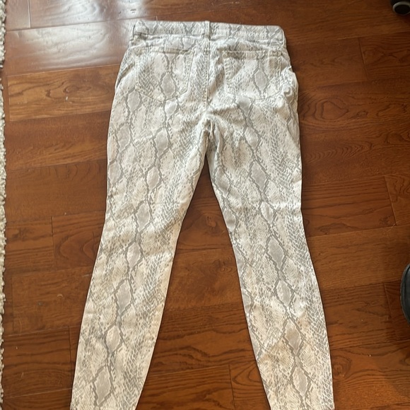 NYDJ Gray White Diamon BVan Snake AMI Skinny Fit Pants 8 $129 - Picture 4 of 4